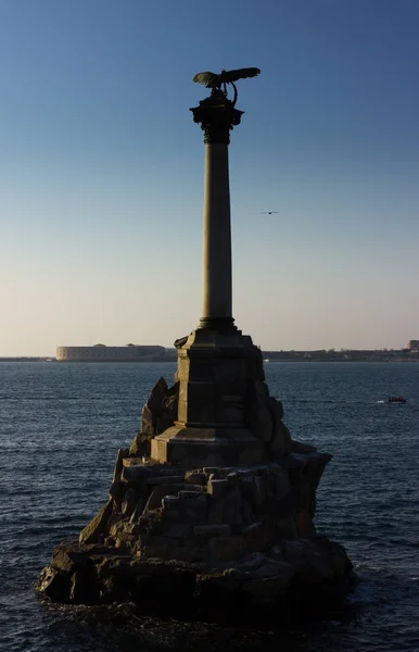 Monument in zee standbeeld zomerdag — Stockfoto