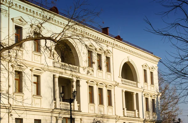 Vecchio edificio europeo in primavera — Foto Stock