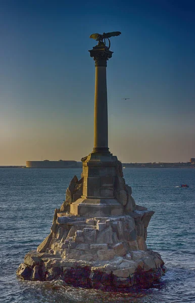 Monument in zee standbeeld zomerdag — Stockfoto