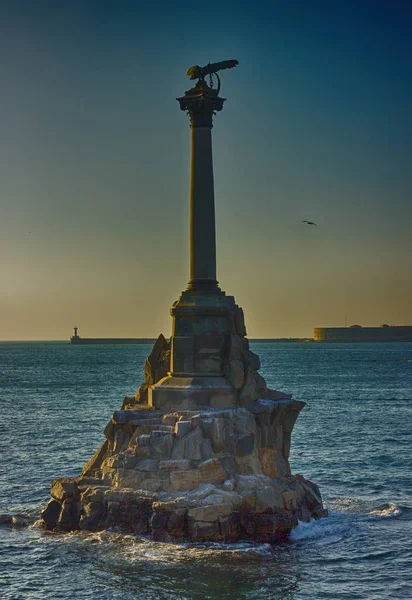 Monument in zee standbeeld zomerdag — Stockfoto