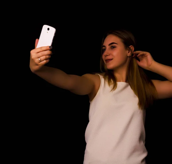 Pretty genç kız smartphone kullanır