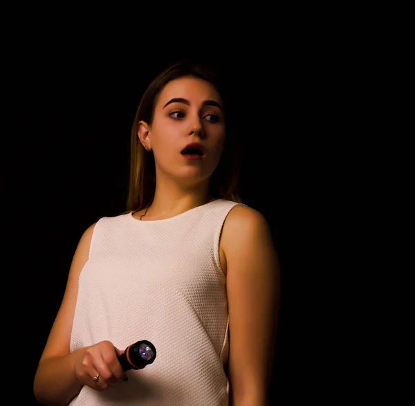 Genç güzel kız el feneri kullanır