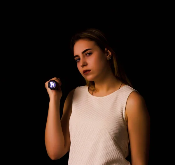 Genç güzel kız el feneri kullanır