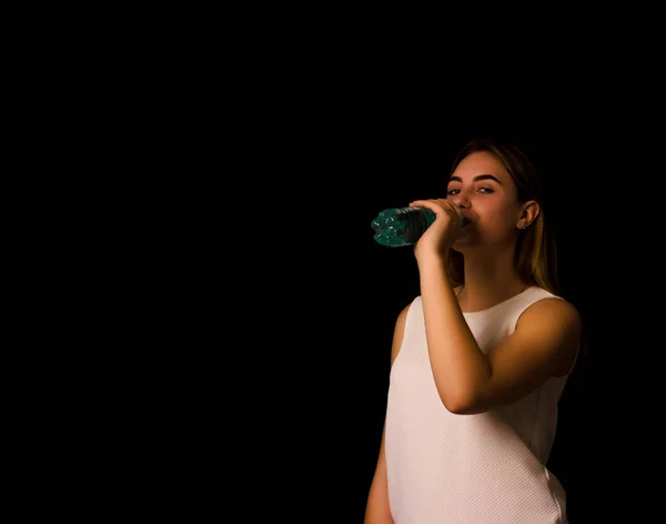 Young pretty woman drinks water Bottle of spring water — Stock Photo, Image