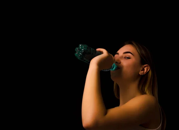 Young pretty woman drinks water Bottle of spring water — Stock Photo, Image