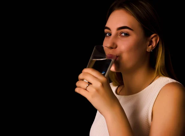 Jovem menina bonita bebe água Vidro de água mineral — Fotografia de Stock