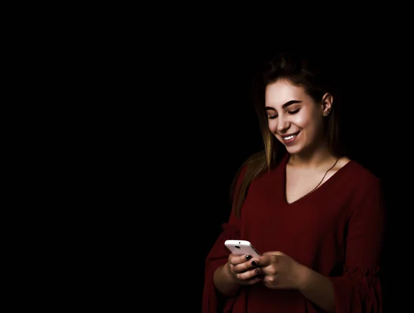 Pretty genç kız smartphone kullanır