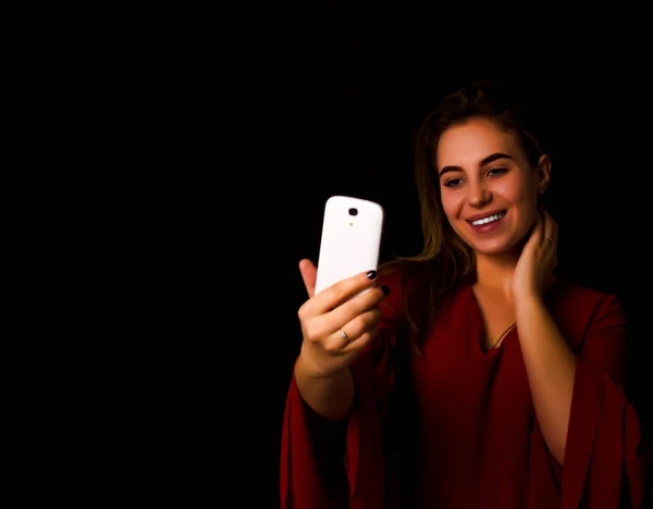 Güzel kız yapar selfie siyah arka plan