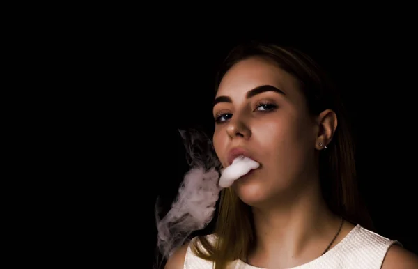 Chica bastante joven utiliza cigarrillo electrónico — Foto de Stock