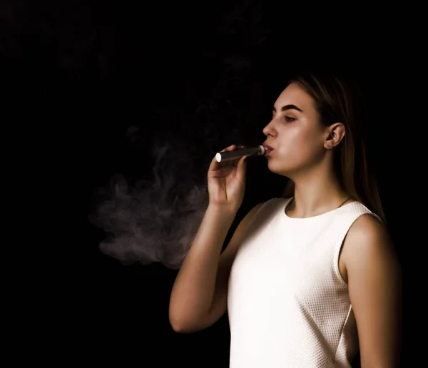 Menina bonita usa cigarro eletrônico — Fotografia de Stock