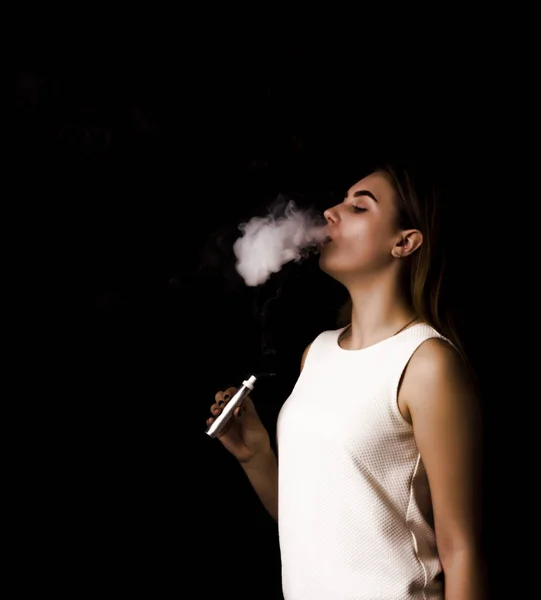 Menina bonita usa cigarro eletrônico — Fotografia de Stock