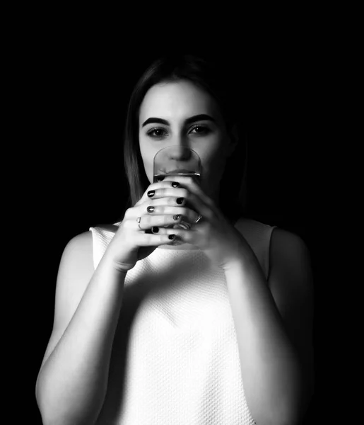 Jovem mulher bonita bebe água Escala de cinza — Fotografia de Stock