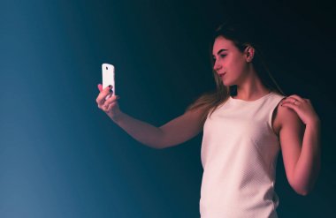Pretty genç kız smartphone kullanır