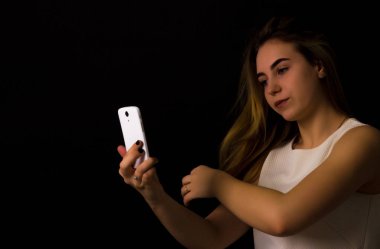 Pretty genç kız smartphone kullanır