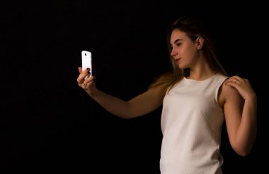 Pretty genç kız smartphone kullanır