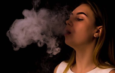 Pretty genç kız elektronik sigara kullanır