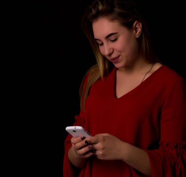 Pretty genç kız smartphone kullanır