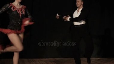 Çift, genç güzel kadın ve genç adam dans