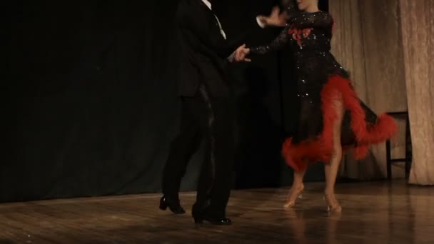 Casal, jovem mulher bonita e jovem dança — Vídeo de Stock