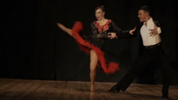 Paar, junge schöne Frau und junger Mann tanzen — Stockvideo