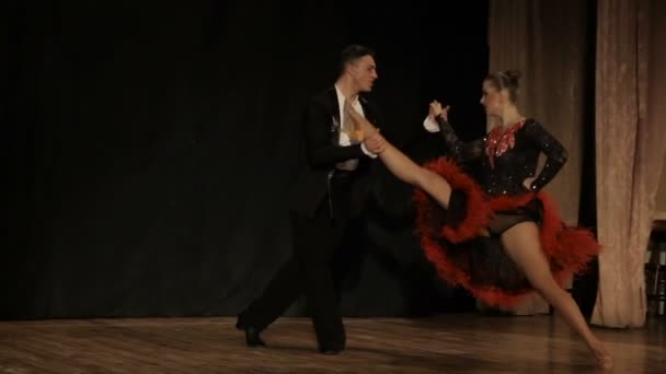 Paar, junge schöne Frau und junger Mann tanzen — Stockvideo