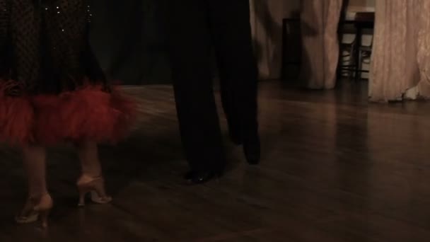 Пара, молода красива жінка і молодий чоловік танцюють — стокове відео