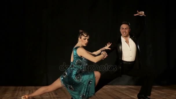 Casal, jovem mulher bonita e jovem dança — Vídeo de Stock