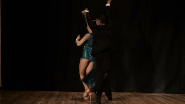 夫妇，年轻美丽的女人，年轻男子舞蹈 — 图库视频影像