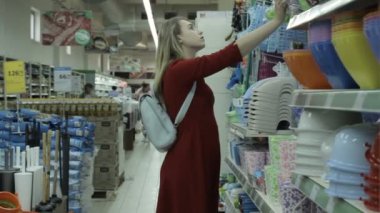 Genç güzel kadın, alışveriş, alışveriş merkezi