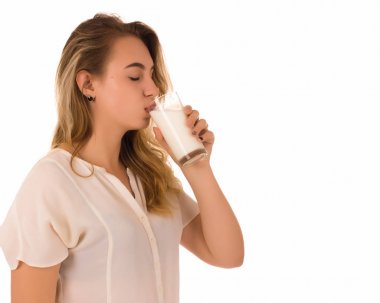 Güzel genç kız, süt, beyaz arka plan