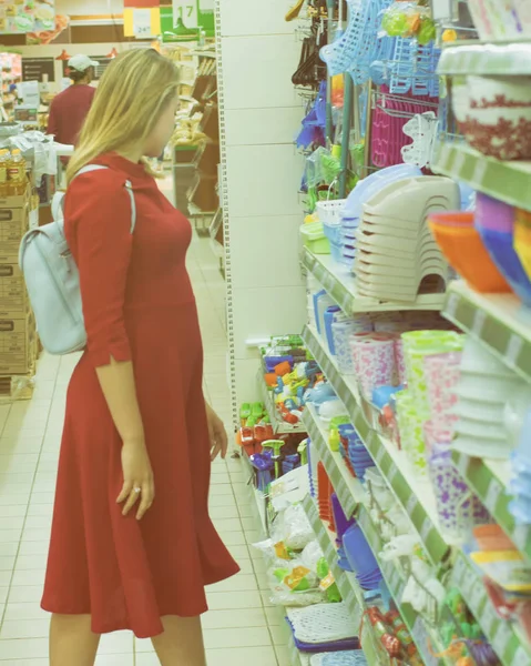 Giovane bella donna, shopping, centro commerciale — Foto Stock