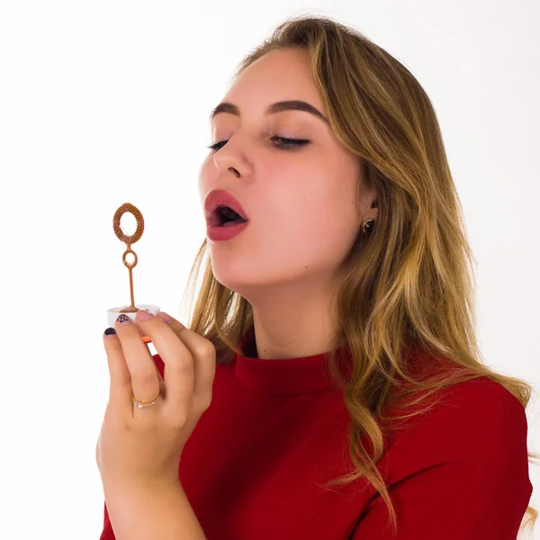 Genç güzel kız, kabarcıklar, beyaz arka plan