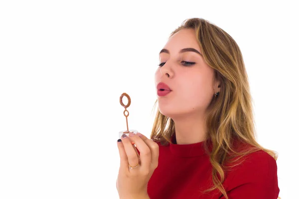 Genç güzel kız, kabarcıklar, beyaz arka plan