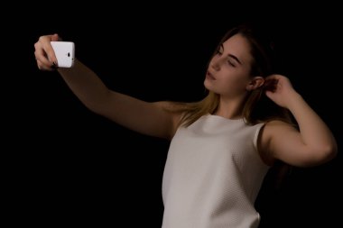 Mutlu genç güzel kız ile smartphone