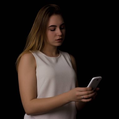 Mutlu genç güzel kız ile smartphone