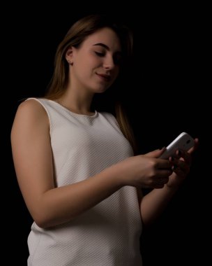 Mutlu genç güzel kız ile smartphone