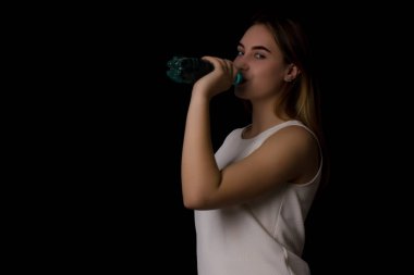 Genç kız içecekler tatlı su pretty