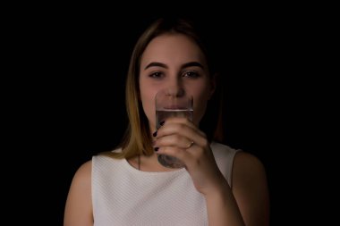 Genç kız içecekler tatlı su pretty