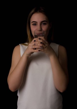 Genç kız içecekler tatlı su pretty