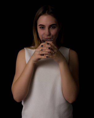 Genç kız içecekler tatlı su pretty