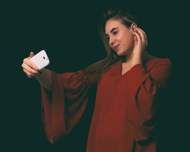 Mutlu genç güzel kız ile smartphone