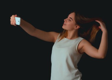 Mutlu genç güzel kız ile smartphone