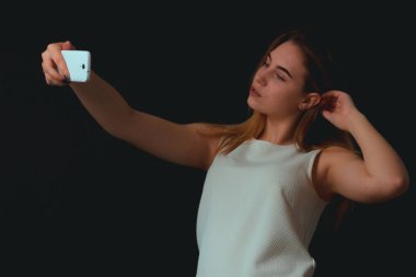 Mutlu genç güzel kız ile smartphone