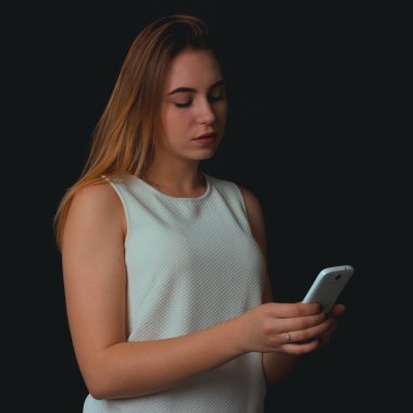 Mutlu genç güzel kız ile smartphone