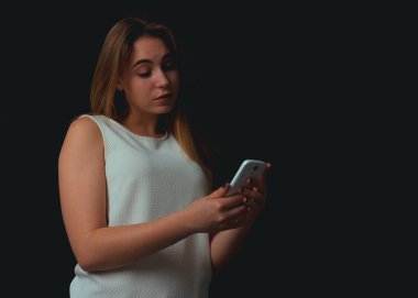 Mutlu genç güzel kız ile smartphone