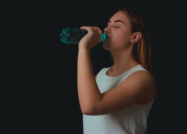 Genç kız içecekler tatlı su pretty