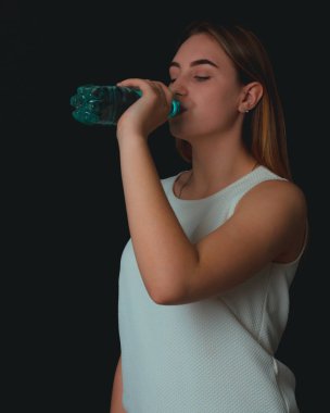 Genç kız içecekler tatlı su pretty