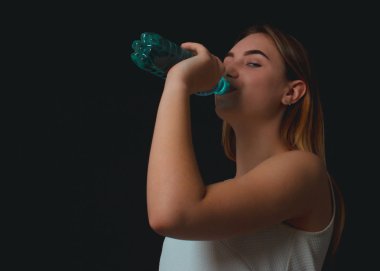 Genç kız içecekler tatlı su pretty