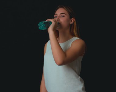 Genç kız içecekler tatlı su pretty