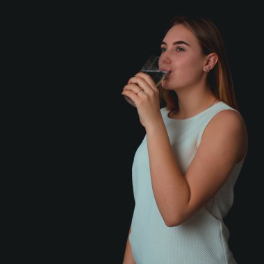 Genç kız içecekler tatlı su pretty